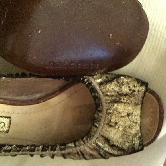 APEPAZZA Pleated Peep Toe Pump Distressed Gold 7.5M Shoe Heel Metallic - Picture 7 of 7